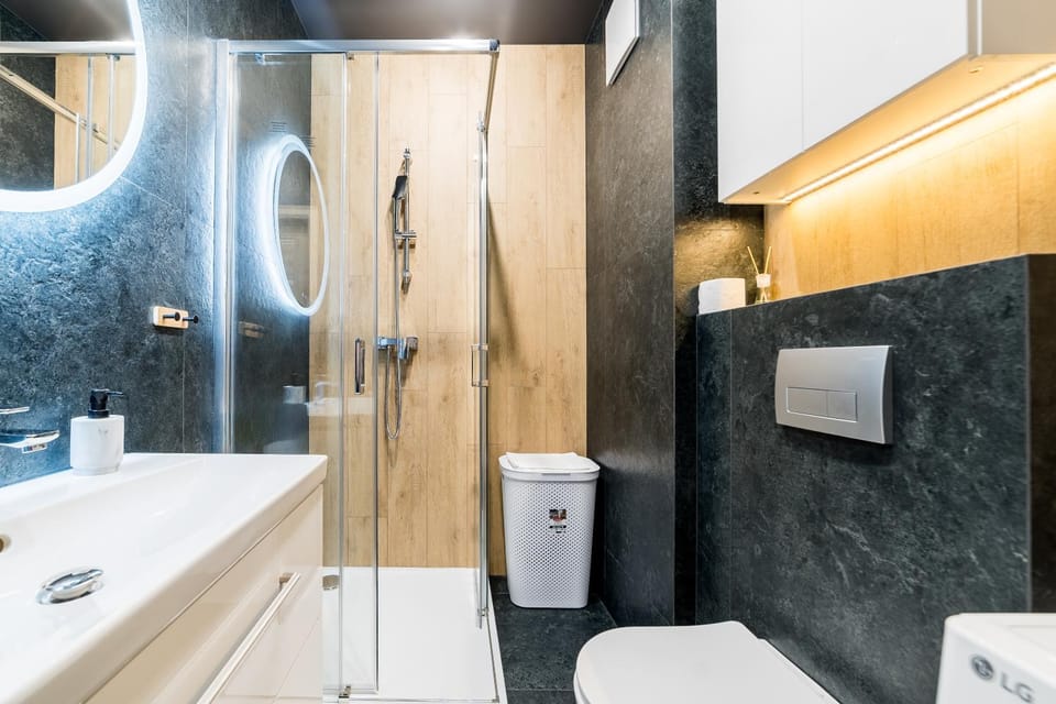Shower, Toilet, Bathroom, towels
