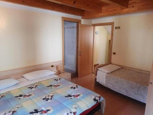 Bed, TV and multimedia, Photo of the whole room, Bedroom, furniture