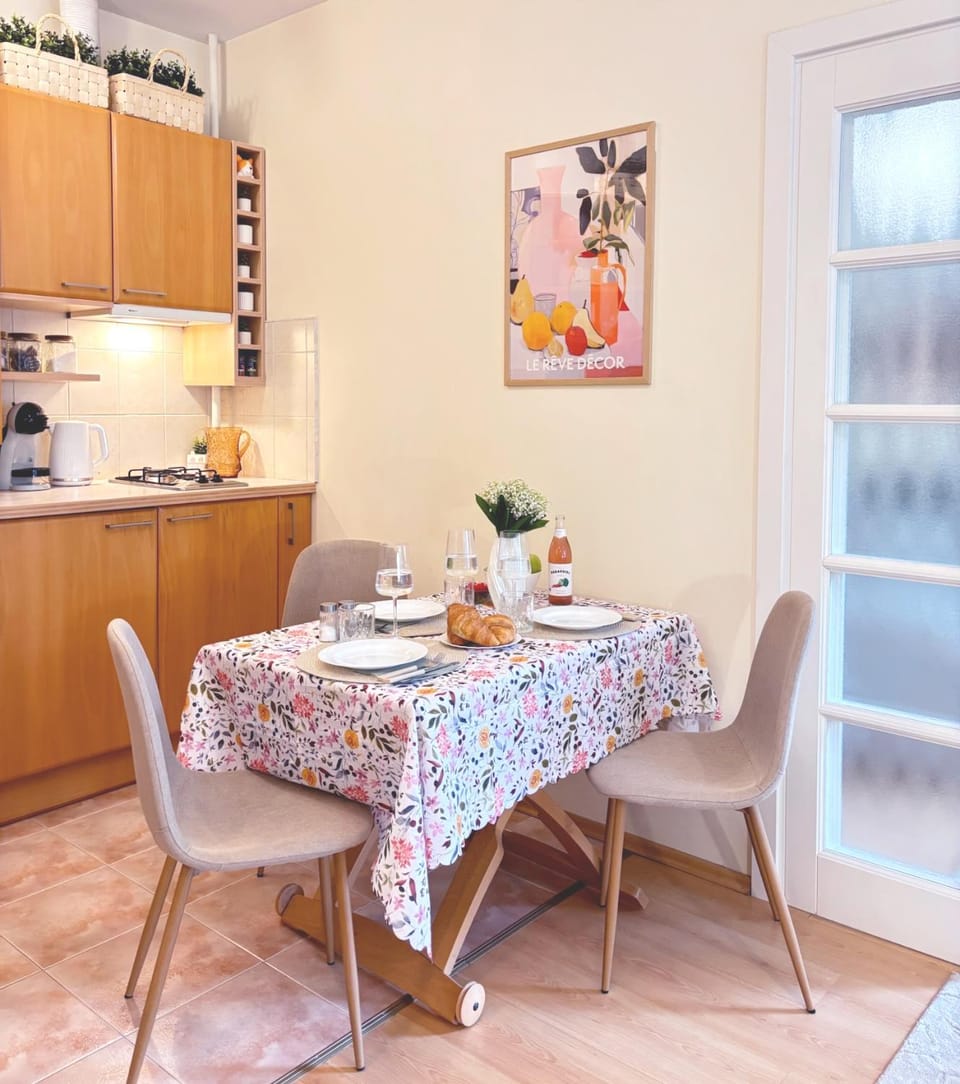 Coffee/tea facilities, Kitchen or kitchenette, Dining area, kitchen