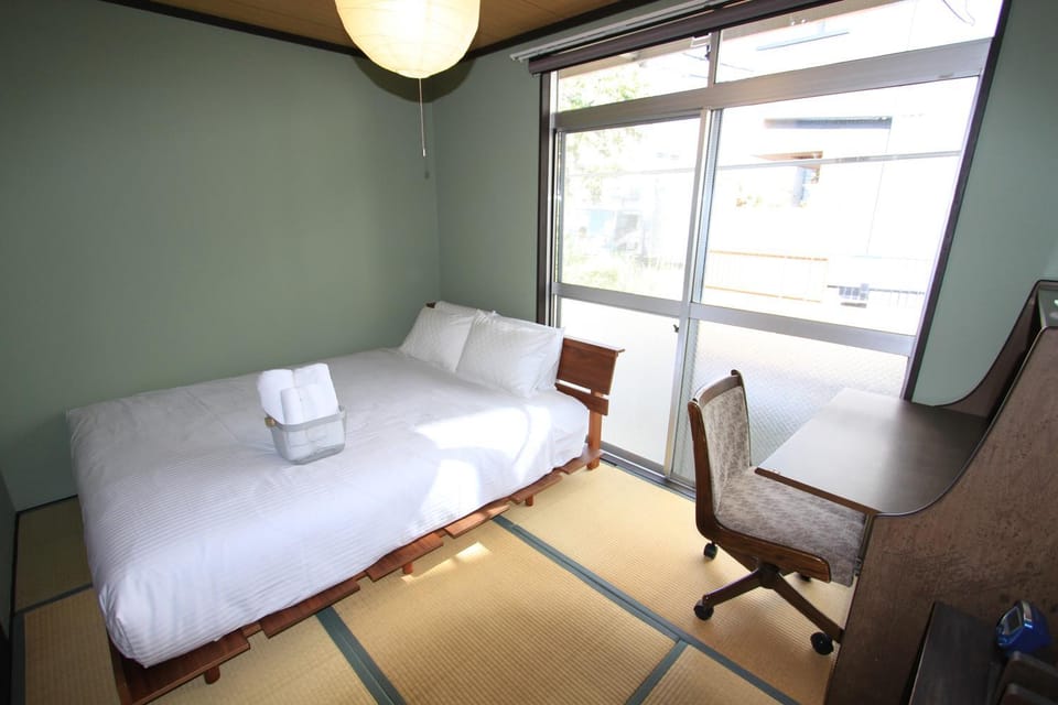 Bed, Bedroom, towels