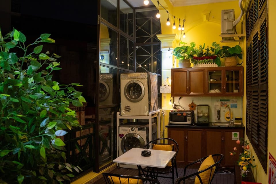 Kitchen or kitchenette, washing machine, dryer