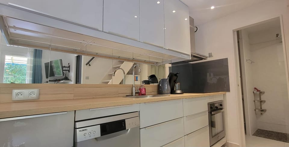 House for 4 with green yard House in Fréjus