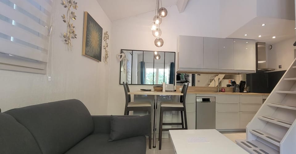 House for 4 with green yard House in Fréjus
