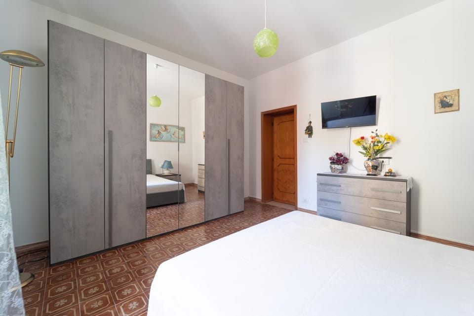Bed, TV and multimedia, Photo of the whole room, Bedroom, wardrobe