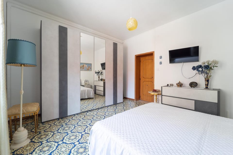 Communal lounge/ TV room, Bed, TV and multimedia, Photo of the whole room, Evening entertainment, Bedroom, wardrobe, air conditioner