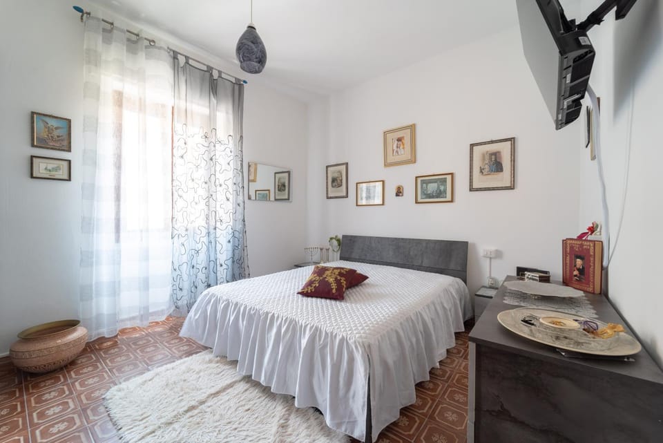 Bed, TV and multimedia, Photo of the whole room, Bedroom