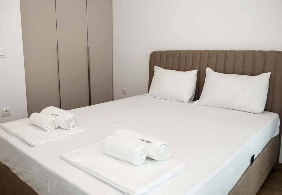 Bed, Bedroom, towels