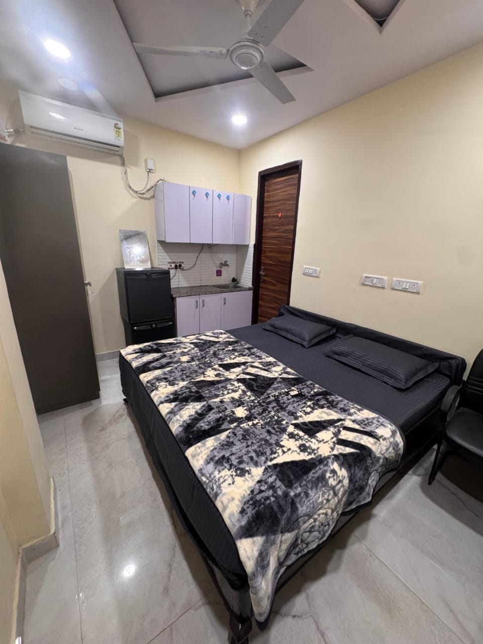 AC room with attached washroom Apartment in New Delhi