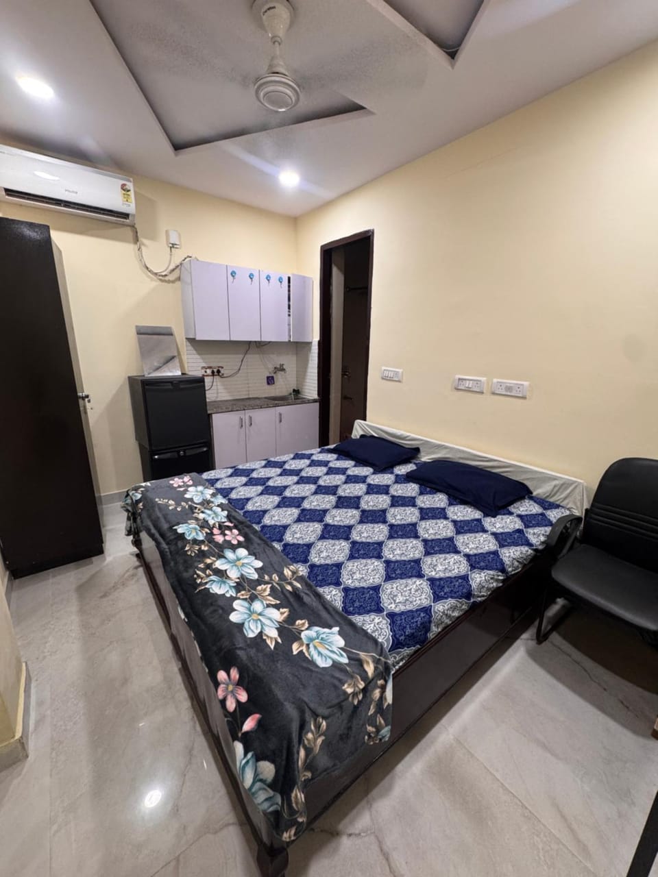 AC room with attached washroom Apartment in New Delhi