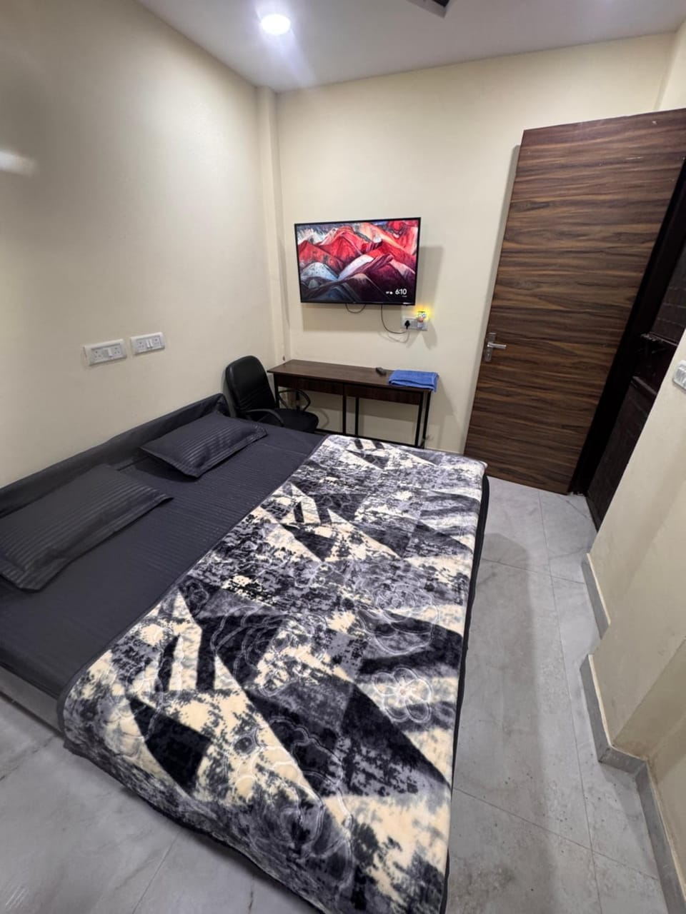 AC room with attached washroom Apartment in New Delhi