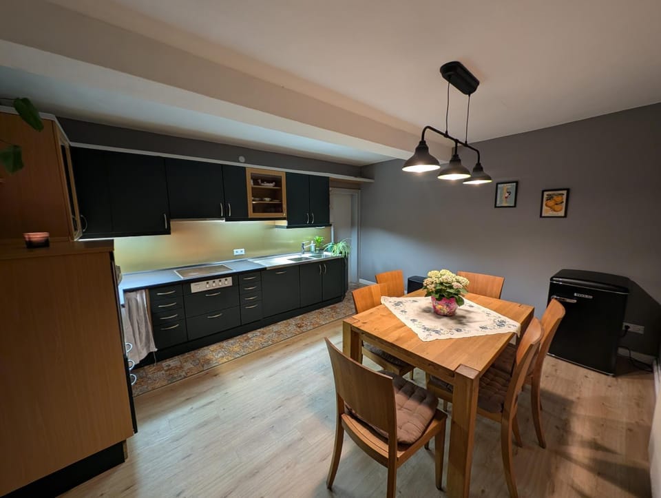 Kitchen or kitchenette, Seating area, Dining area, stove