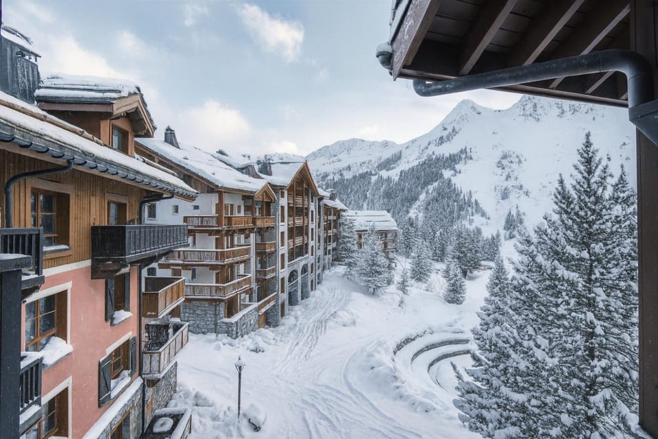 Property building, Nearby landmark, Day, Natural landscape, Winter, Mountain view, Mountain view, Time of day, internet, internet