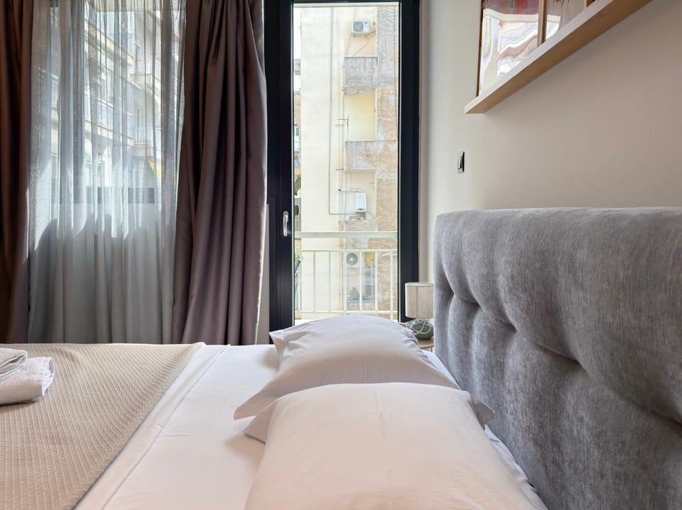 Bed, Balcony/Terrace, City view
