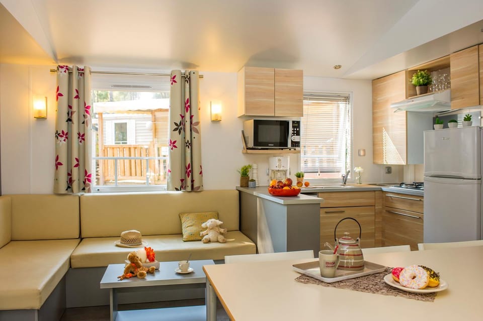 Kitchen or kitchenette, Living room, Dining area