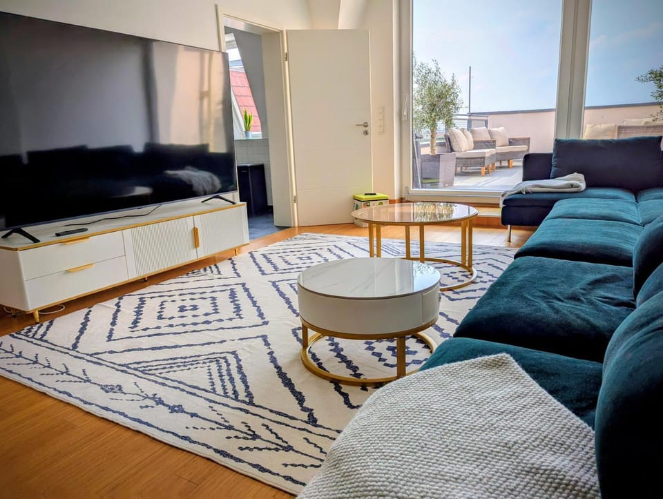 TV and multimedia, Living room, Seating area, Evening entertainment