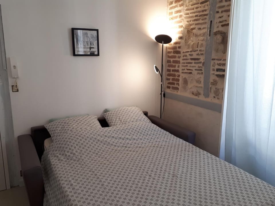 Bed, Living room