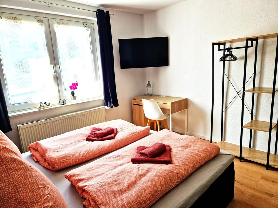 Bed, TV and multimedia, Bedroom, wardrobe