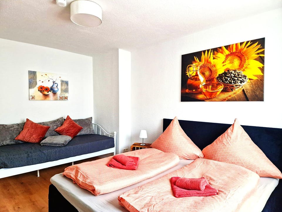 Bed, Photo of the whole room, Seating area, Bedroom