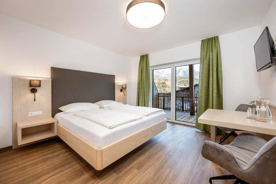 Bed, Photo of the whole room, Seating area, Dining area