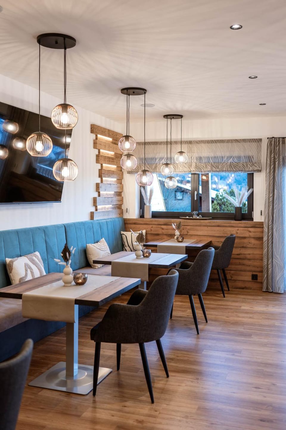 Seating area, Dining area