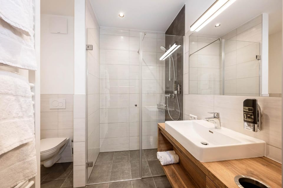 Shower, Toilet, Bathroom, towels