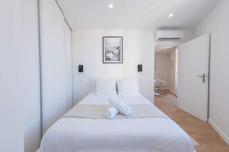 Bed, Bedroom, air conditioner