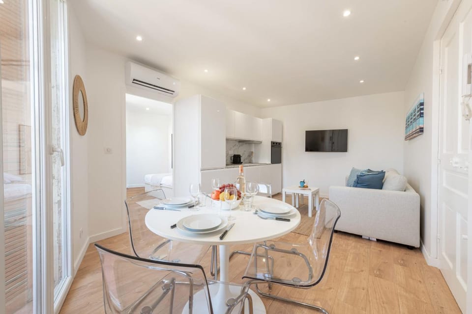Kitchen or kitchenette, Living room, Dining area, air conditioner
