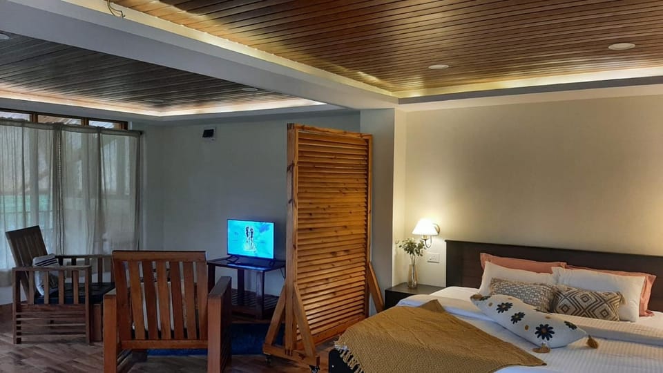 Communal lounge/ TV room, Bed, TV and multimedia, Living room, Photo of the whole room, Seating area, Evening entertainment, Bedroom