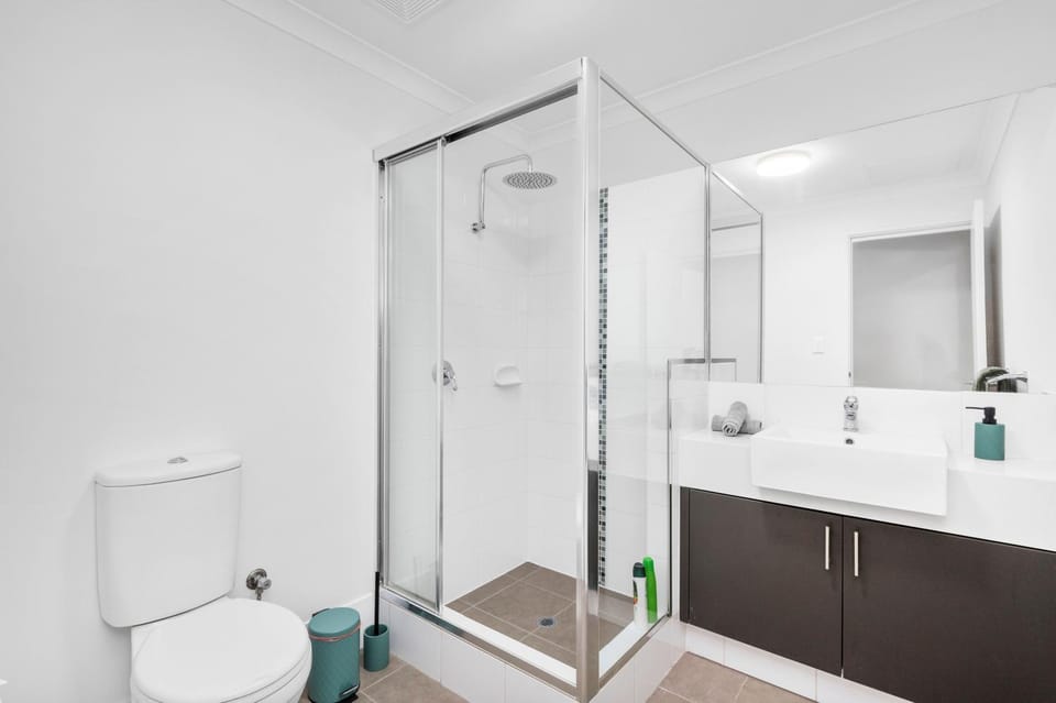 Shower, Toilet