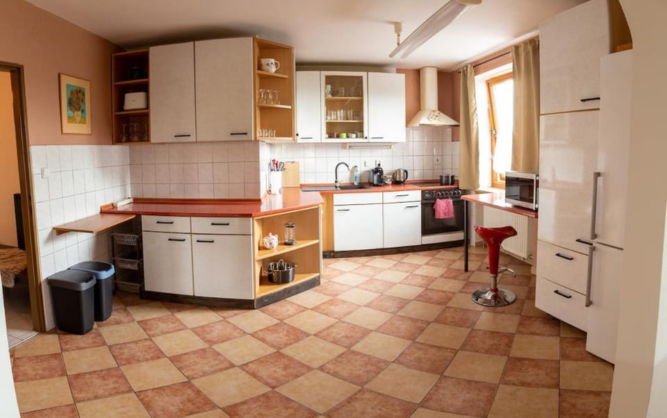 Coffee/tea facilities, Kitchen or kitchenette, dishwasher, microwave, oven, stove