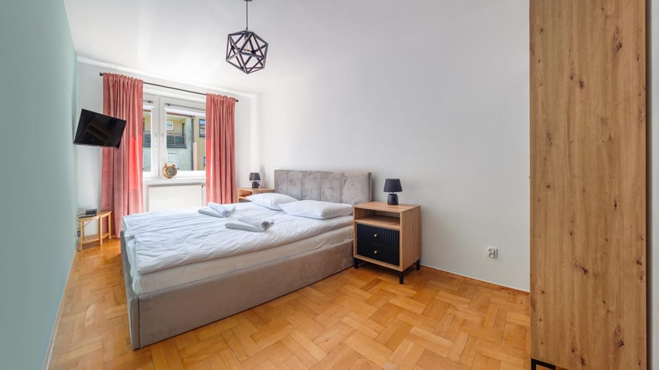 Bed, TV and multimedia, Bedroom