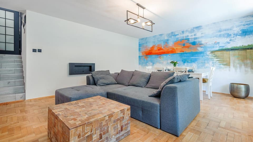TV and multimedia, Living room, Seating area, fireplace