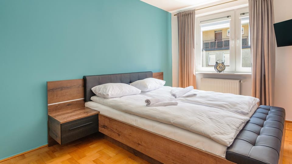 Bed, TV and multimedia, Bedroom