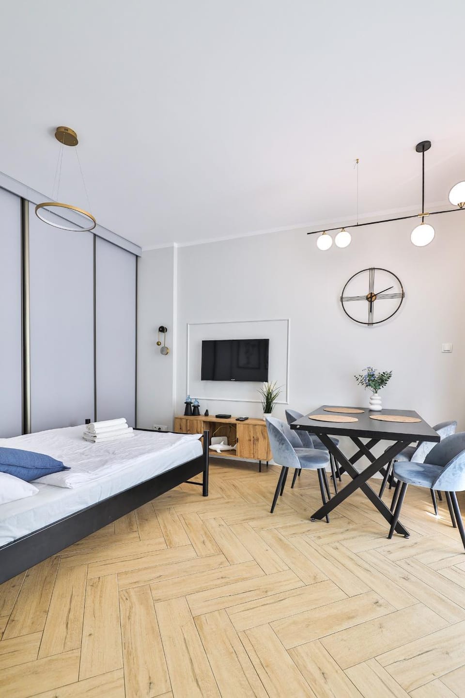 Bed, TV and multimedia, Photo of the whole room