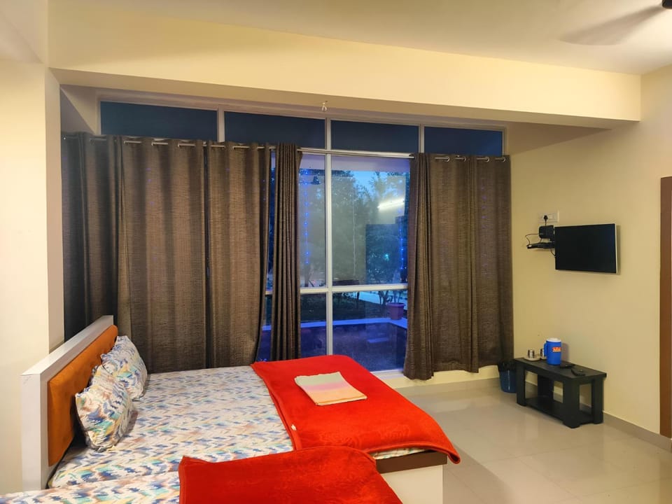 Bed, TV and multimedia, Living room, Photo of the whole room, Bedroom