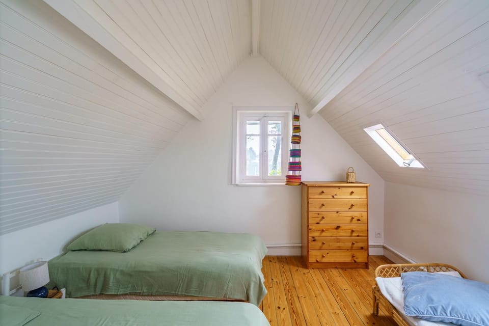 Photo of the whole room, Bedroom