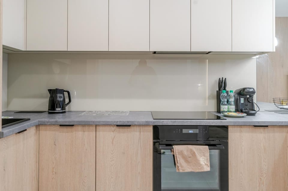 Coffee/tea facilities, Kitchen or kitchenette, stove
