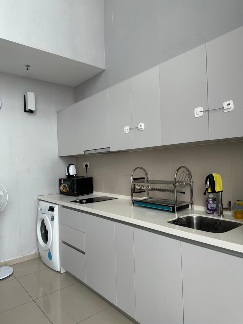 Kitchen or kitchenette, stove, washing machine