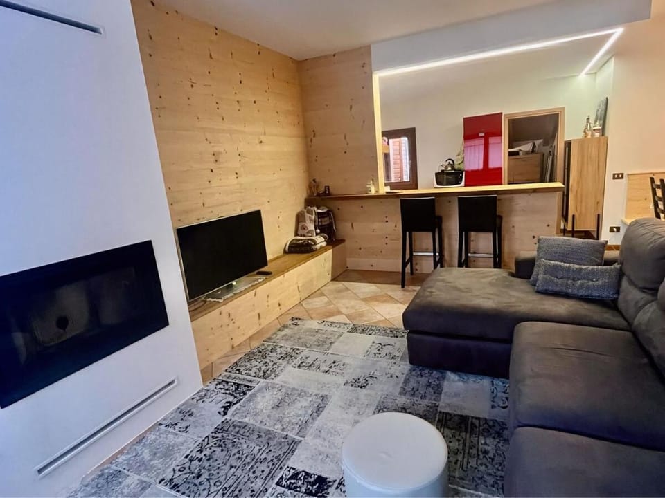 Communal lounge/ TV room, TV and multimedia, Living room, Seating area, Evening entertainment