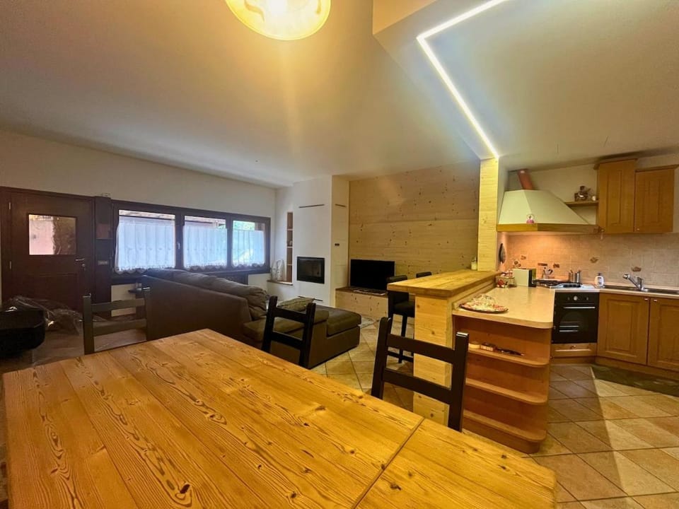 TV and multimedia, Kitchen or kitchenette, Living room, Seating area, Dining area, stove