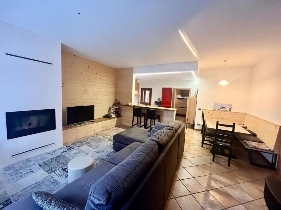 Communal lounge/ TV room, TV and multimedia, Kitchen or kitchenette, Living room, Seating area, Dining area