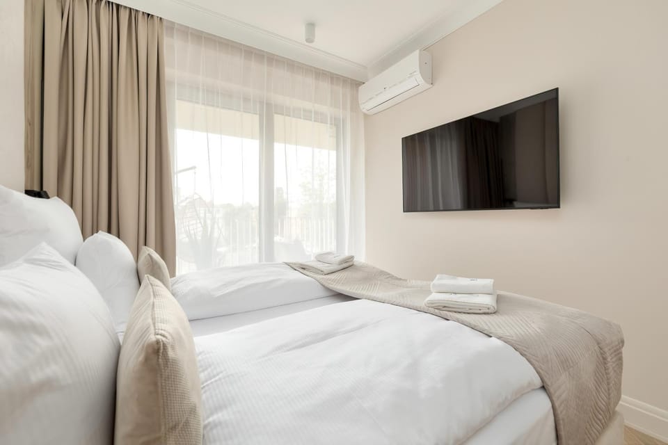Bed, TV and multimedia, Bedroom, towels, air conditioner