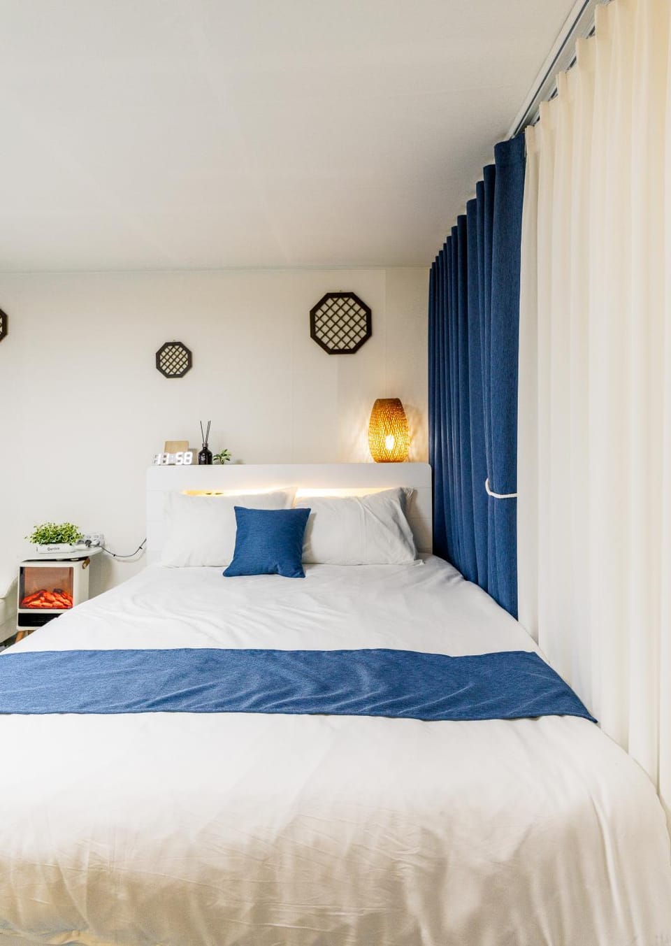 Bed, Photo of the whole room, Decorative detail