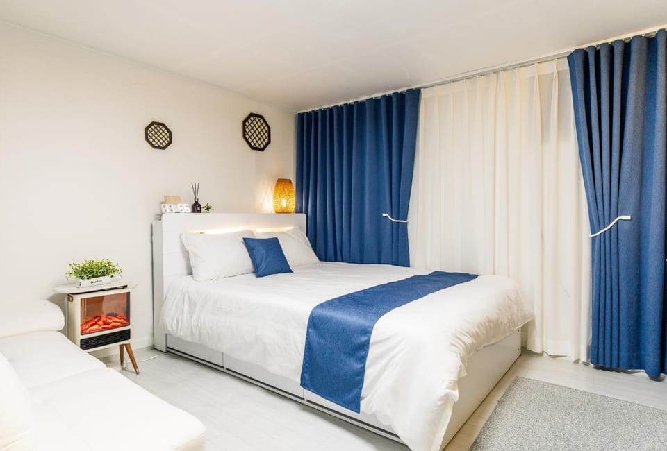 Bed, Photo of the whole room, Decorative detail, Decorative detail