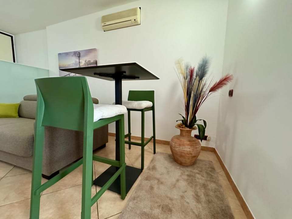 Bed, Living room, Photo of the whole room, Seating area, Dining area, air conditioner