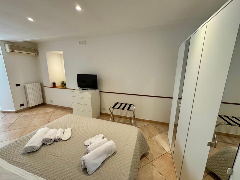 Bed, TV and multimedia, Photo of the whole room, Bedroom, towels, wardrobe