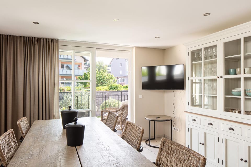 Communal lounge/ TV room, TV and multimedia, Seating area, Dining area, Evening entertainment