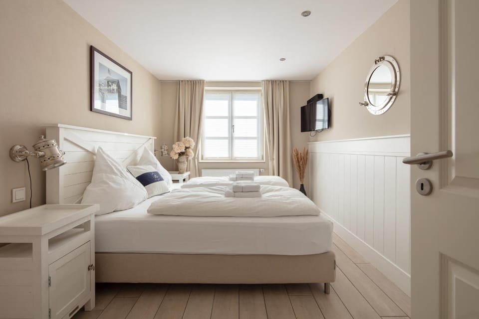 Bed, TV and multimedia, Bedroom