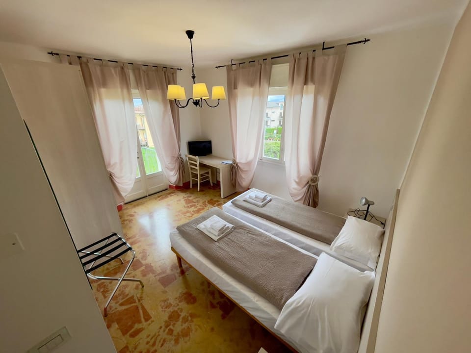 Bed, TV and multimedia, Photo of the whole room, Bedroom, internet