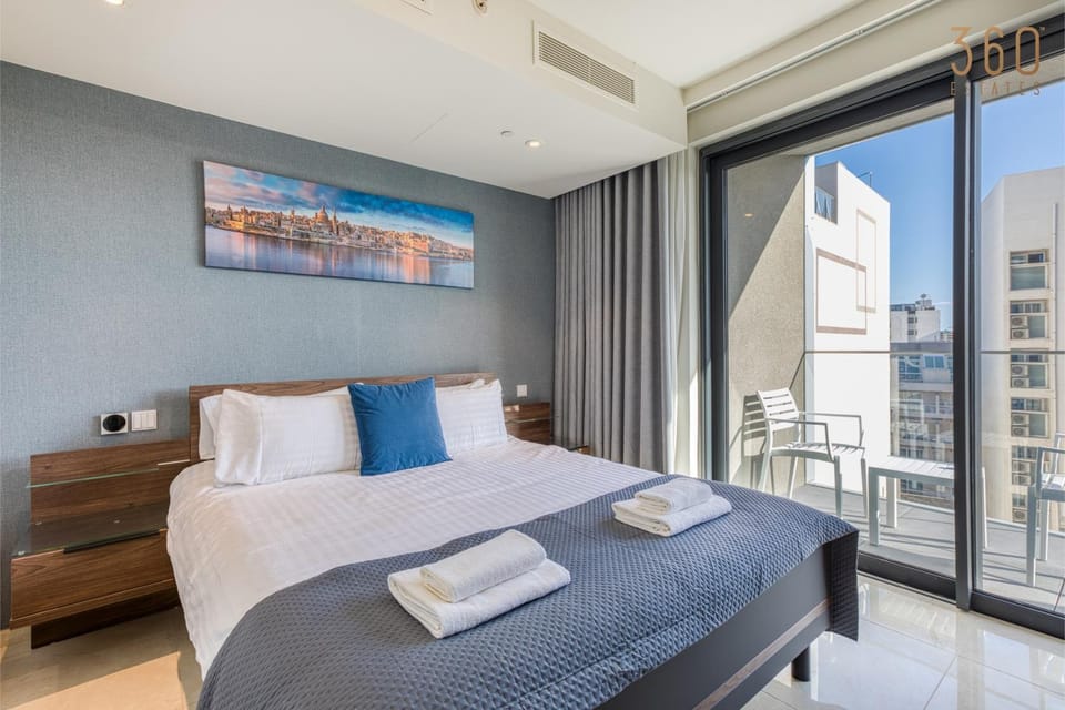 Bed, View (from property/room), Photo of the whole room, City view, towels